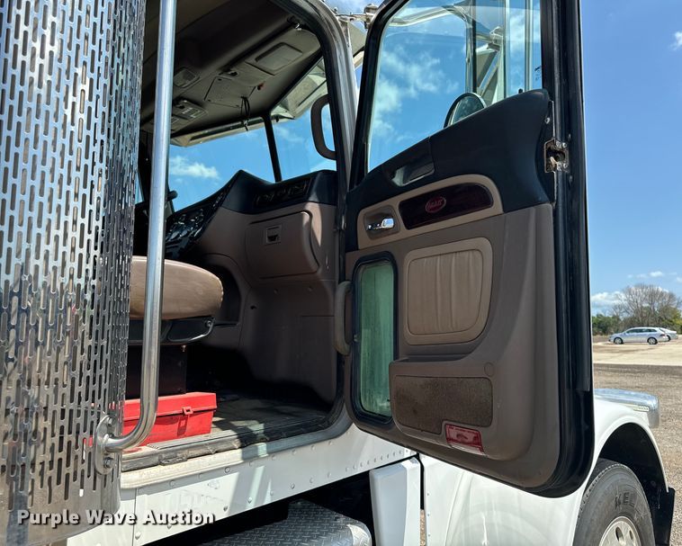 image for item EH4369 2013 Peterbilt 388 semi truck