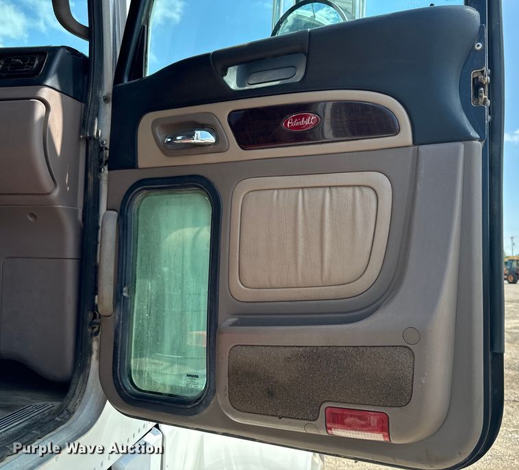 image for item EH4369 2013 Peterbilt 388 semi truck