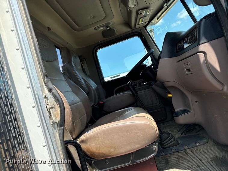 image for item EH4369 2013 Peterbilt 388 semi truck