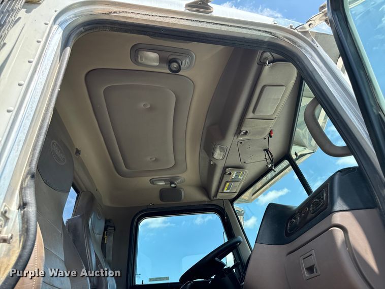 image for item EH4369 2013 Peterbilt 388 semi truck