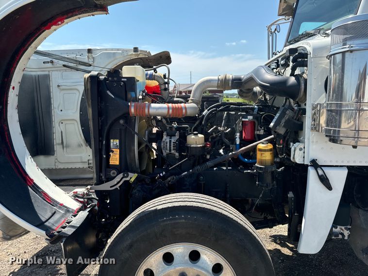 image for item EH4369 2013 Peterbilt 388 semi truck