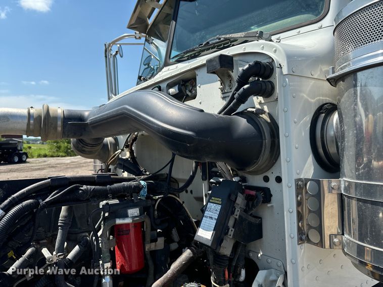 image for item EH4369 2013 Peterbilt 388 semi truck