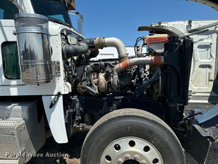 image for item EH4369 2013 Peterbilt 388 semi truck