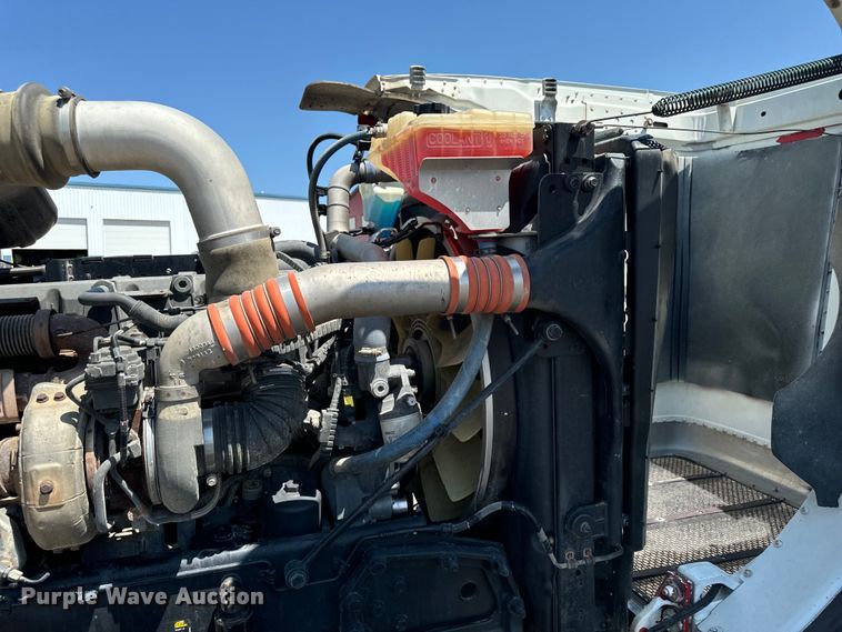 image for item EH4369 2013 Peterbilt 388 semi truck