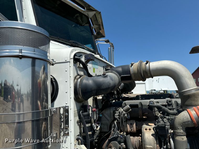 image for item EH4369 2013 Peterbilt 388 semi truck