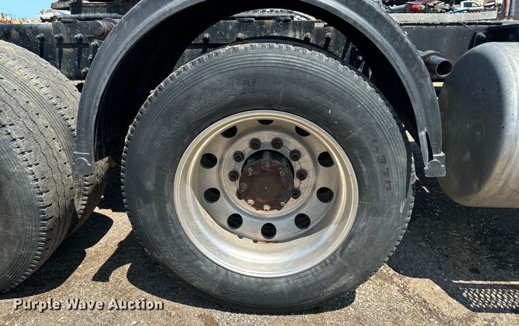 image for item EH4369 2013 Peterbilt 388 semi truck