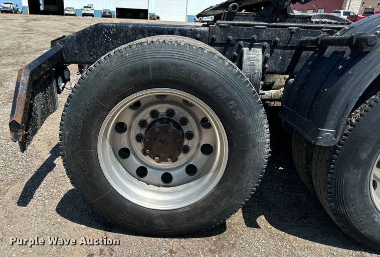 image for item EH4369 2013 Peterbilt 388 semi truck