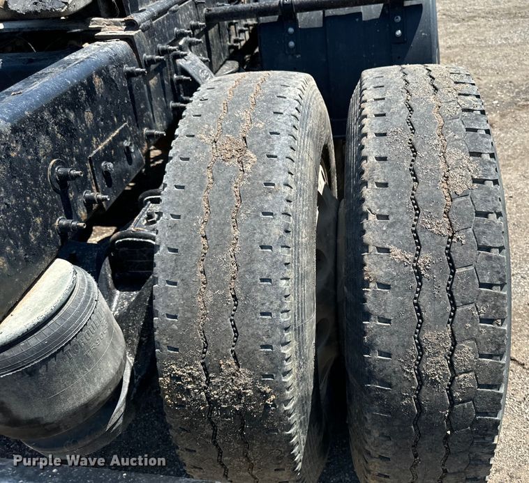 image for item EH4369 2013 Peterbilt 388 semi truck