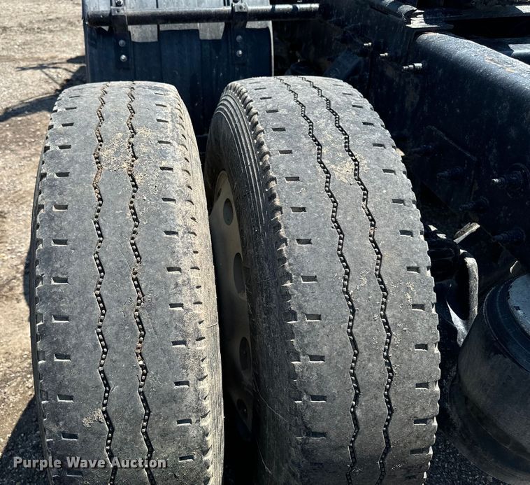 image for item EH4369 2013 Peterbilt 388 semi truck