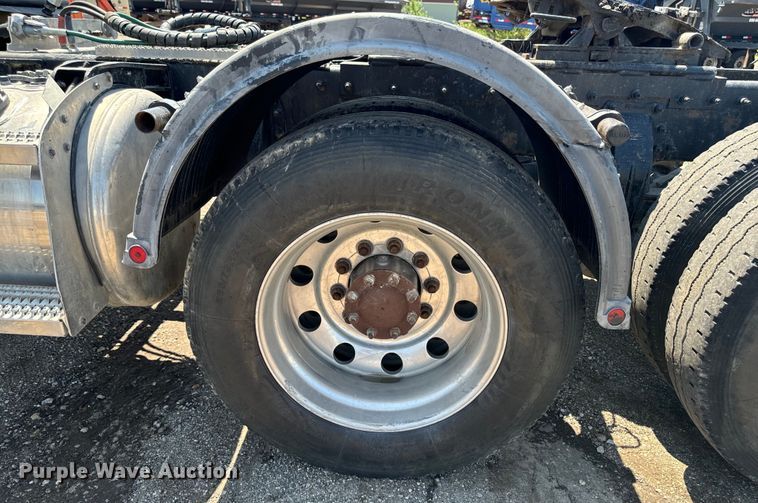 image for item EH4369 2013 Peterbilt 388 semi truck