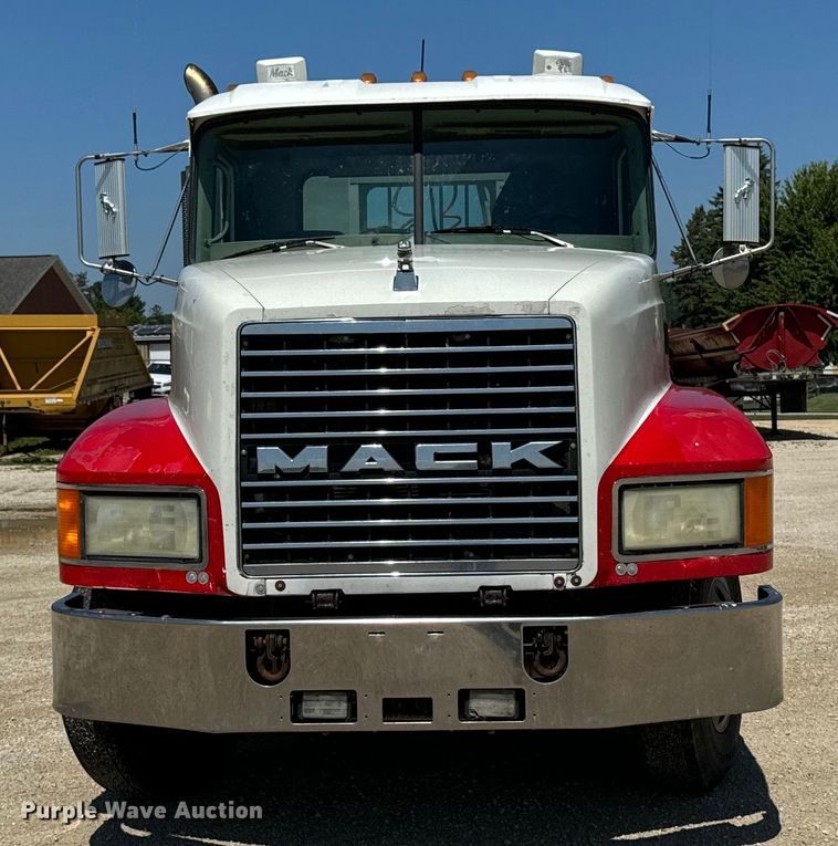 image for item EH4373 2003 Mack CH613 semi truck