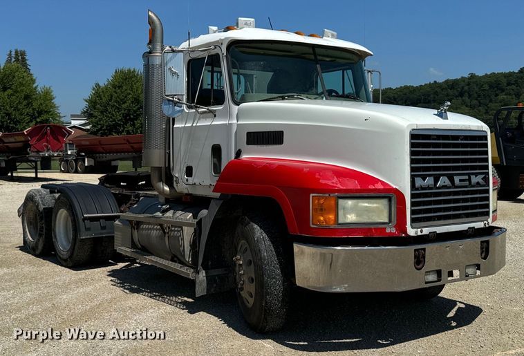 image for item EH4373 2003 Mack CH613 semi truck