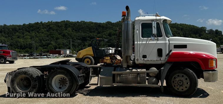 image for item EH4373 2003 Mack CH613 semi truck