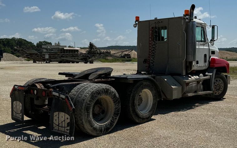 image for item EH4373 2003 Mack CH613 semi truck