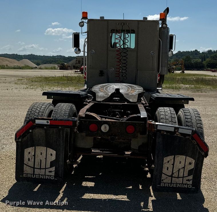 image for item EH4373 2003 Mack CH613 semi truck