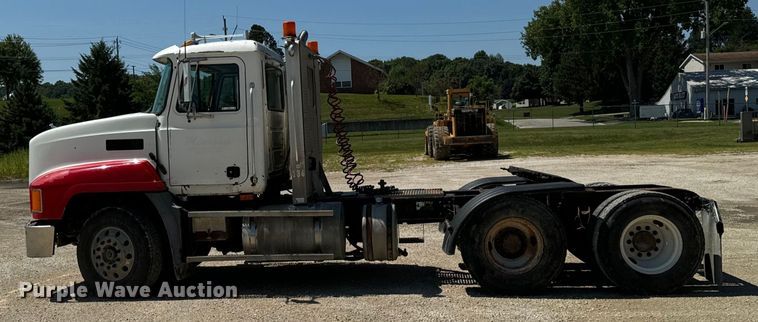 image for item EH4373 2003 Mack CH613 semi truck