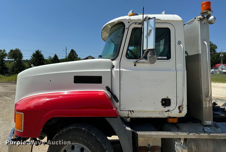 image for item EH4373 2003 Mack CH613 semi truck