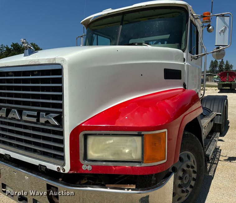 image for item EH4373 2003 Mack CH613 semi truck