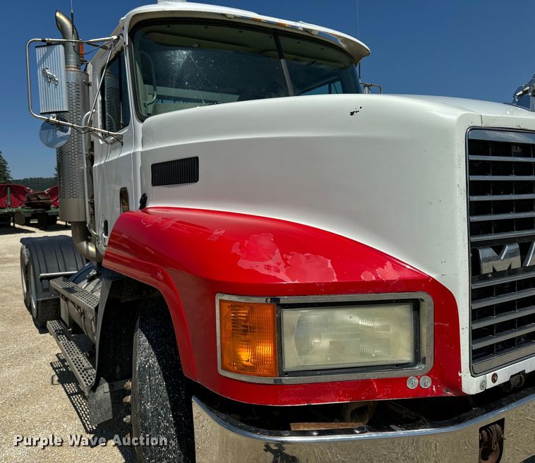 image for item EH4373 2003 Mack CH613 semi truck