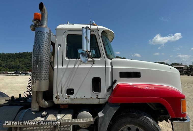 image for item EH4373 2003 Mack CH613 semi truck