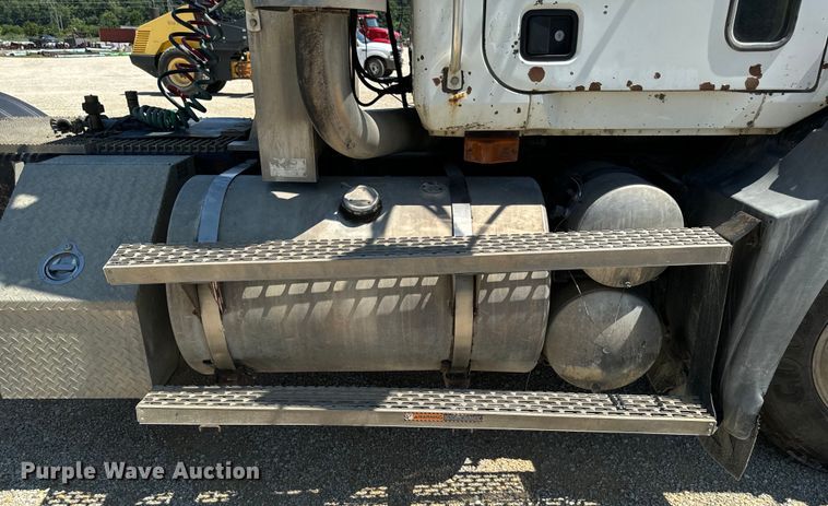 image for item EH4373 2003 Mack CH613 semi truck