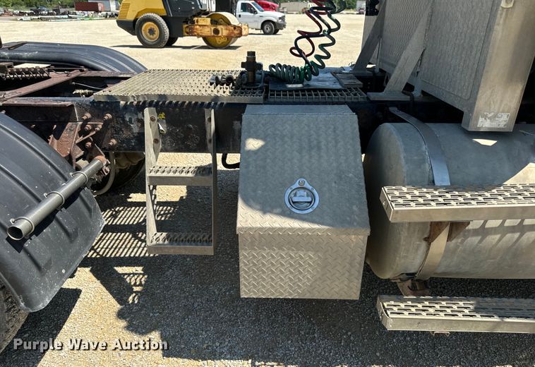 image for item EH4373 2003 Mack CH613 semi truck