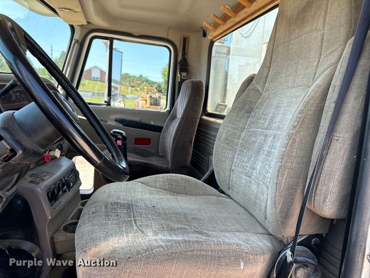 image for item EH4373 2003 Mack CH613 semi truck