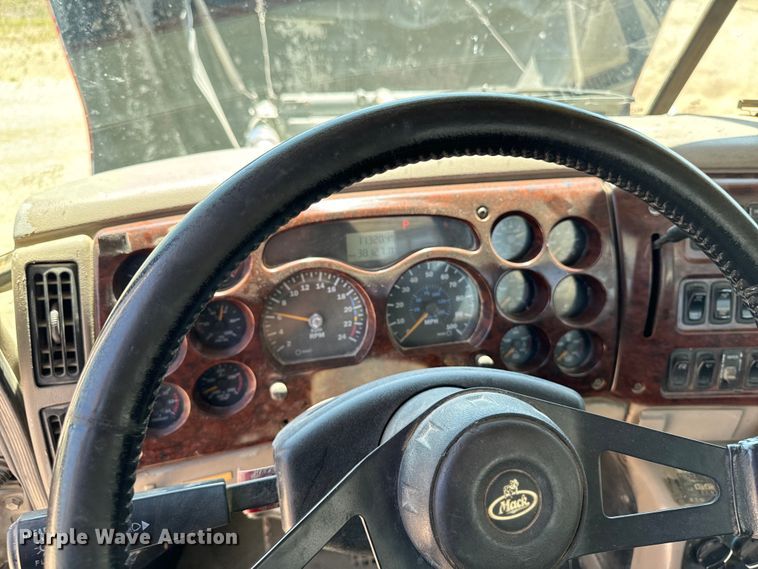 image for item EH4373 2003 Mack CH613 semi truck