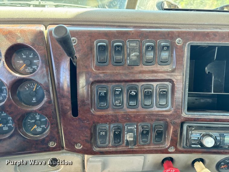 image for item EH4373 2003 Mack CH613 semi truck