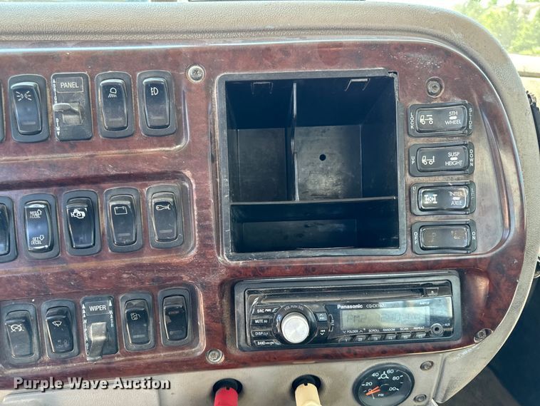 image for item EH4373 2003 Mack CH613 semi truck