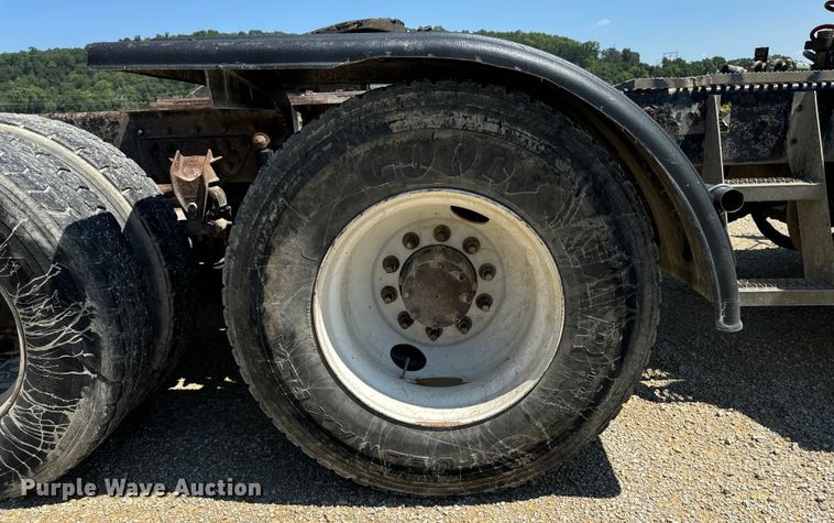 image for item EH4373 2003 Mack CH613 semi truck