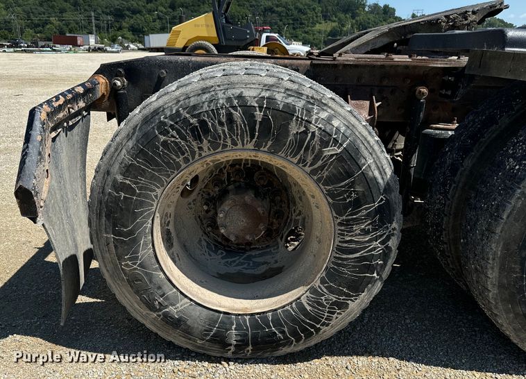 image for item EH4373 2003 Mack CH613 semi truck