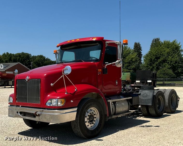 image for item EH4375 2002 International 9400i semi truck