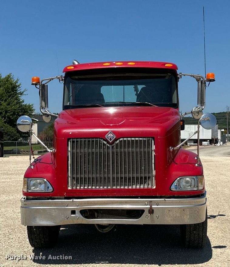 image for item EH4375 2002 International 9400i semi truck