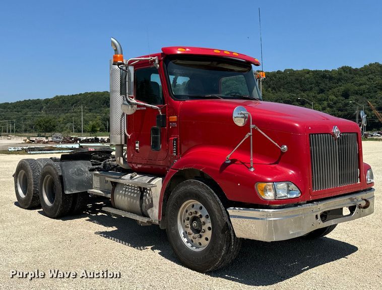 image for item EH4375 2002 International 9400i semi truck