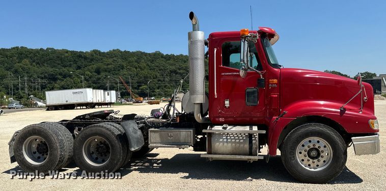 image for item EH4375 2002 International 9400i semi truck