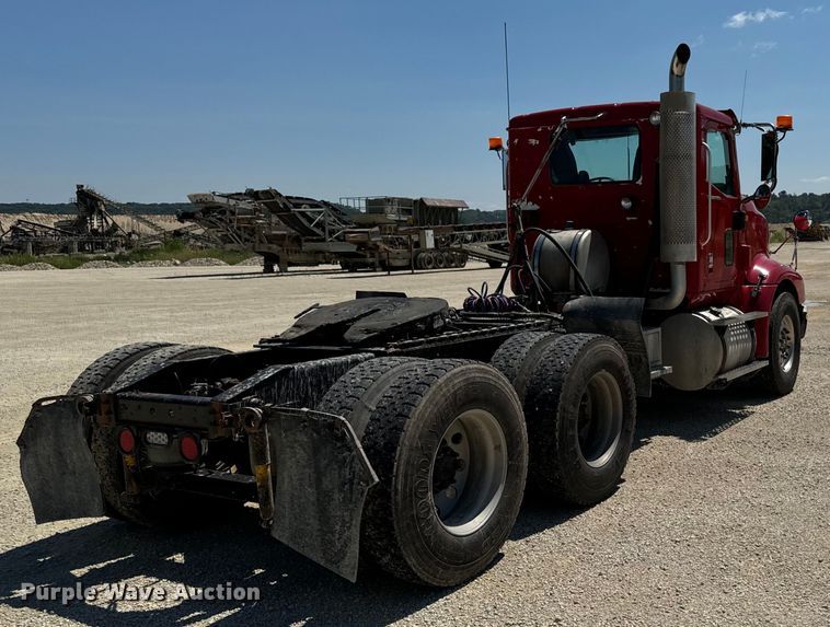 image for item EH4375 2002 International 9400i semi truck