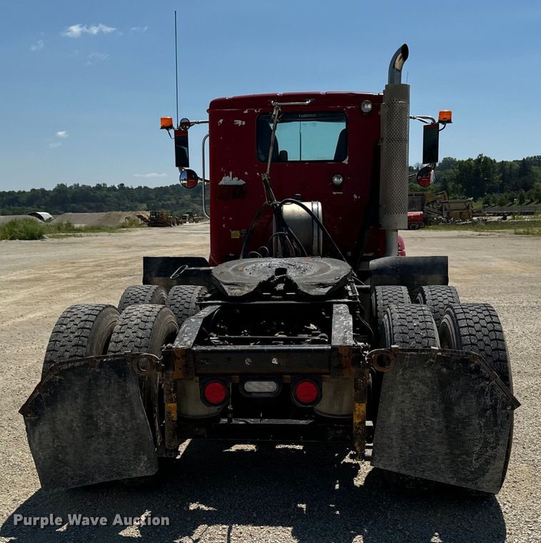 image for item EH4375 2002 International 9400i semi truck