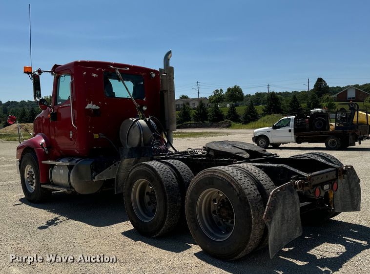 image for item EH4375 2002 International 9400i semi truck