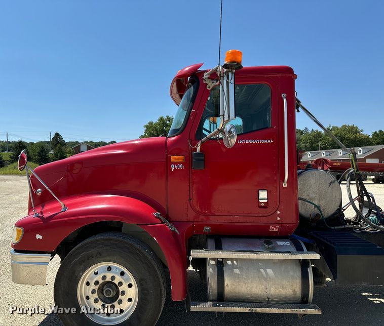 image for item EH4375 2002 International 9400i semi truck
