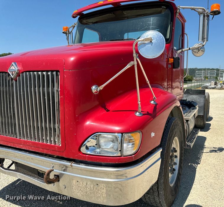 image for item EH4375 2002 International 9400i semi truck