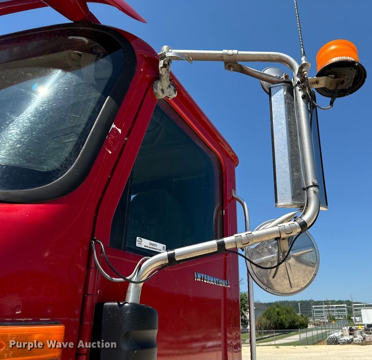 image for item EH4375 2002 International 9400i semi truck