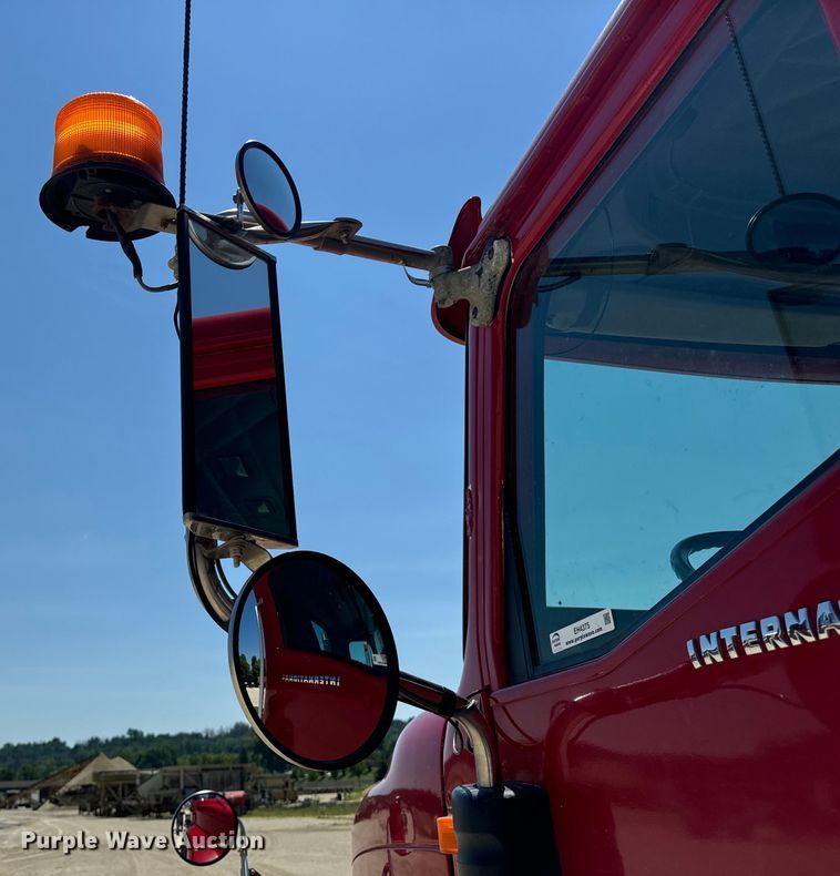 image for item EH4375 2002 International 9400i semi truck