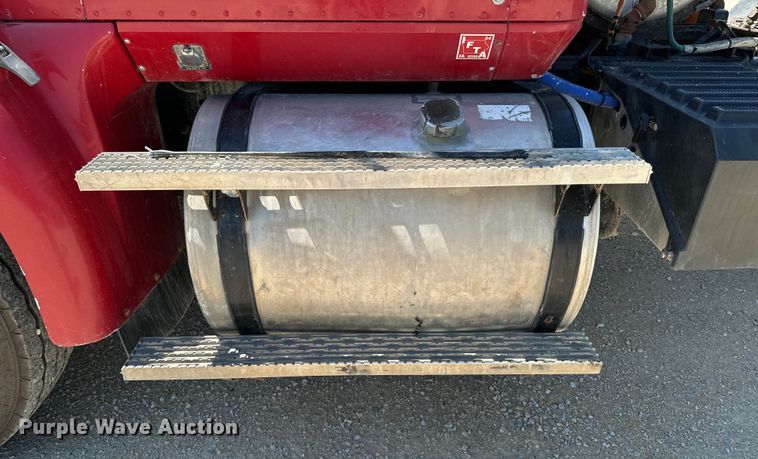 image for item EH4375 2002 International 9400i semi truck