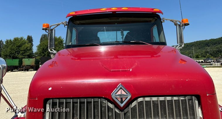 image for item EH4375 2002 International 9400i semi truck