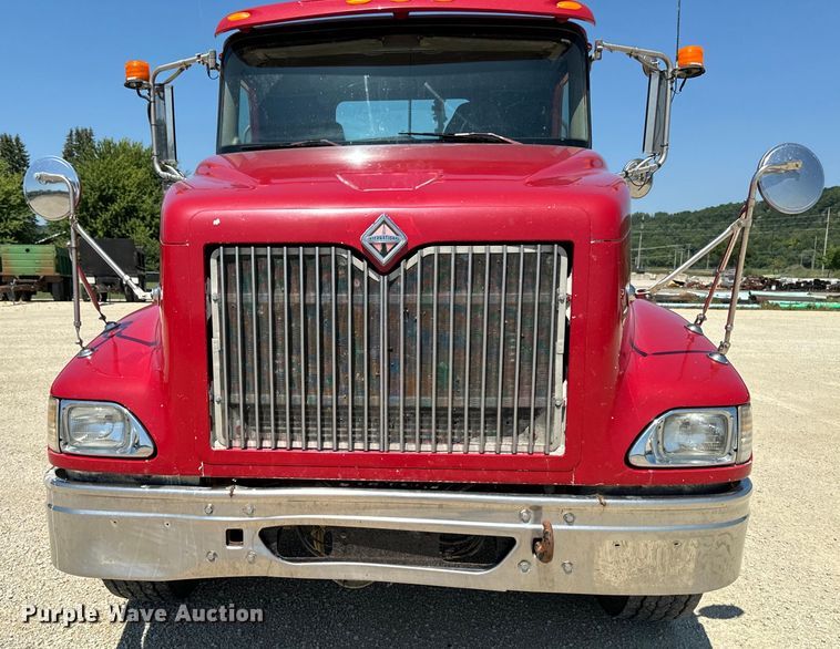 image for item EH4375 2002 International 9400i semi truck