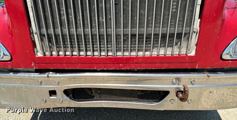 image for item EH4375 2002 International 9400i semi truck