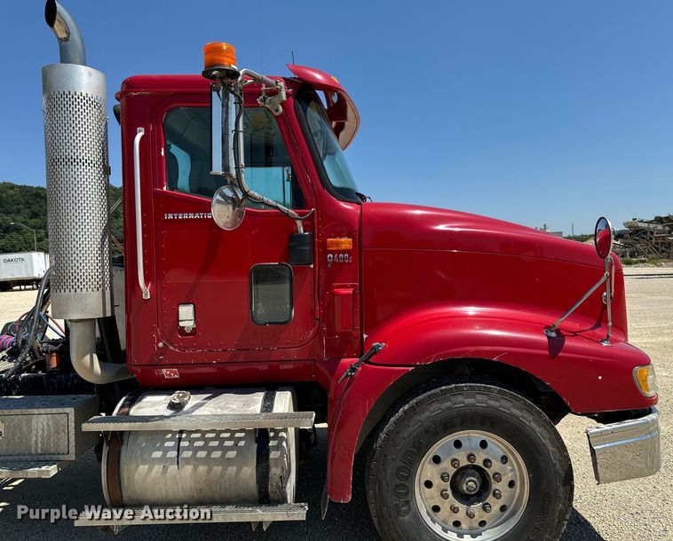image for item EH4375 2002 International 9400i semi truck