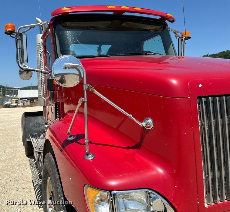 image for item EH4375 2002 International 9400i semi truck