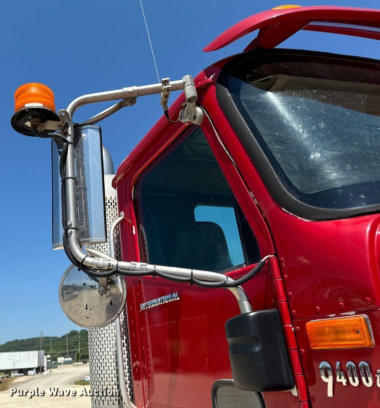 image for item EH4375 2002 International 9400i semi truck